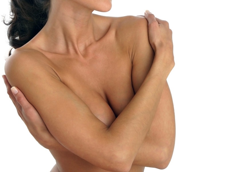 Сильна пітливість у жінок під грудьми: як позбутися червоних плям